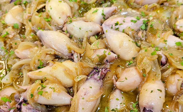 Txipirones encebollados: tradición y sabor de nuestra tierra